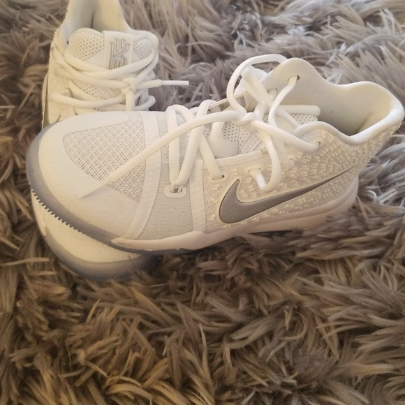 kyrie 4s white